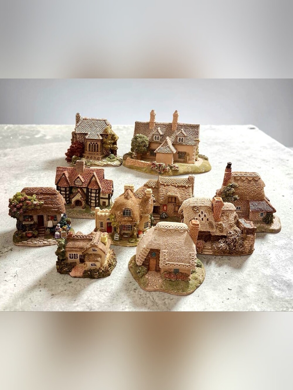Lilliput, Cuggly Mugglie David Winter Cottage Village Set - 10